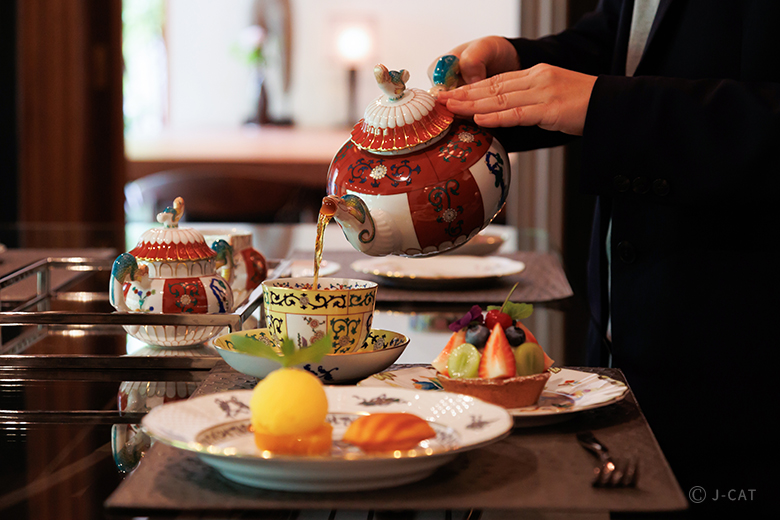 美術館のような邸宅の特別ツアーと王室御用達の器で愉しむティータイム-「AIC秋津洲京都」にて-