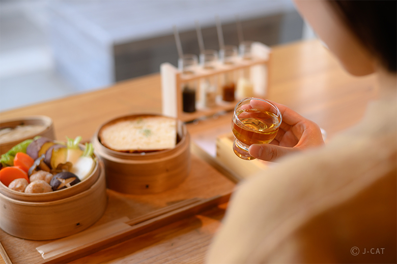 京都「梅小路醗酵所」麹作りの醍醐味・種切り体験-お酒の飲み比べ&麹調味料で楽しむランチ付き-