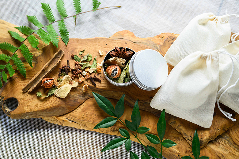 奈良「cofunia」薬草の聖地で心と体をととのえる薬膳鍋体験-古墳のふもとでリトリート-