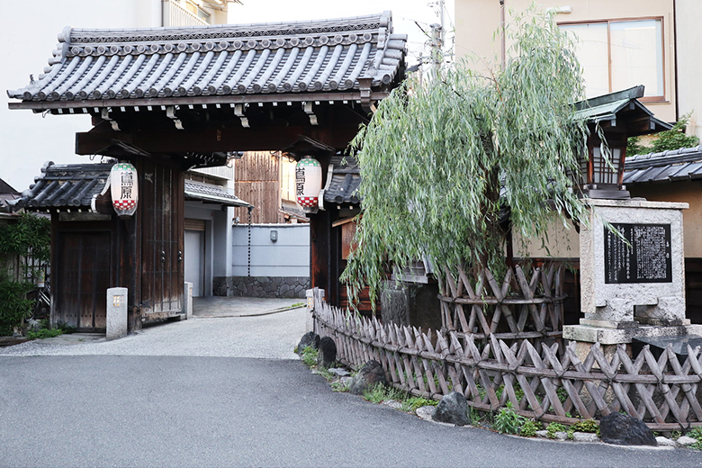 京都「乙文」日本三大遊郭・島原を若主人と共に巡る旧花街歴史さんぽ 四季折々の京ランチ付き